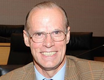 Mehr über den Artikel erfahren FRANZ PAHL „ POLITIKERGENERATION STEHT AM PRANGER DES GEIFERS“
