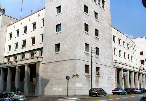 Scopri di più sull'articolo TERRORE A TRIESTE: RUBA PISTOLA A POLIZIOTTO E SI SPARA