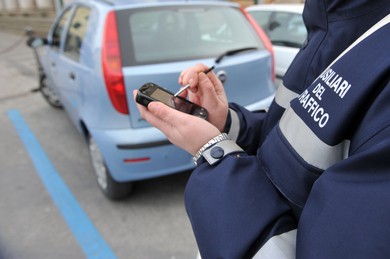 Scopri di più sull'articolo PARCHEGGIO PROLUNGATO SULLE STRISCE BLU? NIENTE PIU’ MULTE