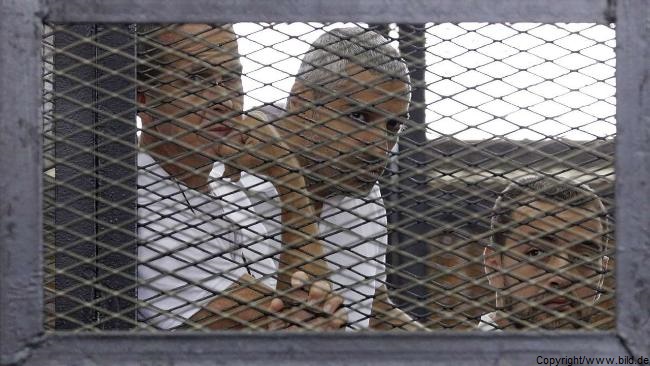Mehr über den Artikel erfahren Skandal-Urteil in Ägypten „Al-Dschasira-Reporter müssen jahrelang ins Gefängnis“