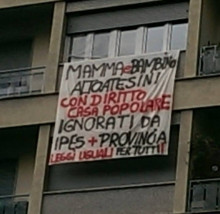 Scopri di più sull'articolo Verzweifelte Mutter bittet mit Spruchband um Hilfe „Von WOBI ignoriert“