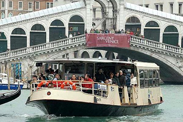 Mehr über den Artikel erfahren Venedig: Keine Schiffe über 40 000 Tonnen „Wichtiger Schritt zur Rettung des Welterbe“