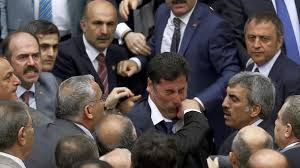 Mehr über den Artikel erfahren „Drei Verletzte“ bei blutiger Schlägerei im türkischen Parlament