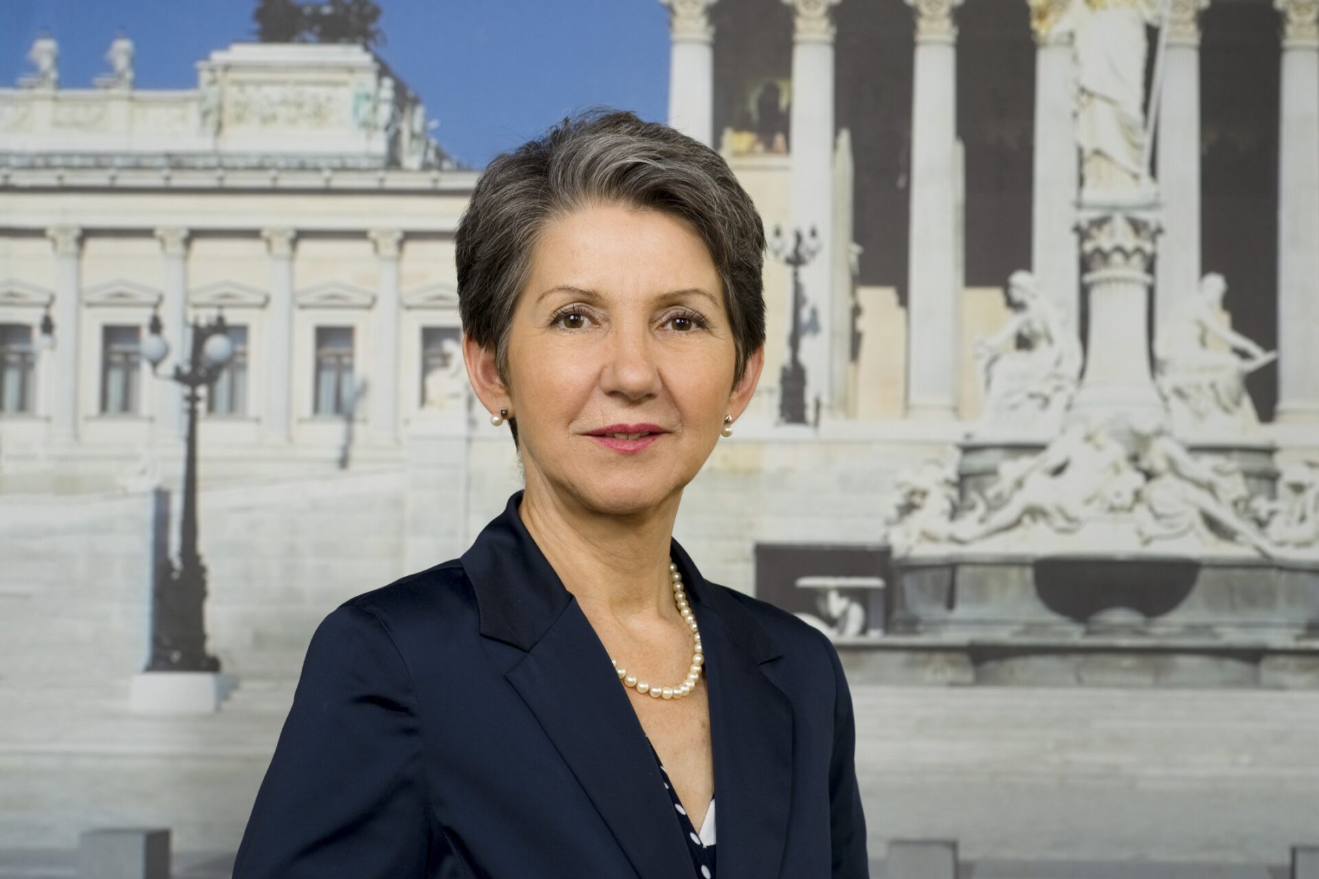 Mehr über den Artikel erfahren Barbara Prammer „Würdevoller Abschied mit Applaus und roten Nelken“