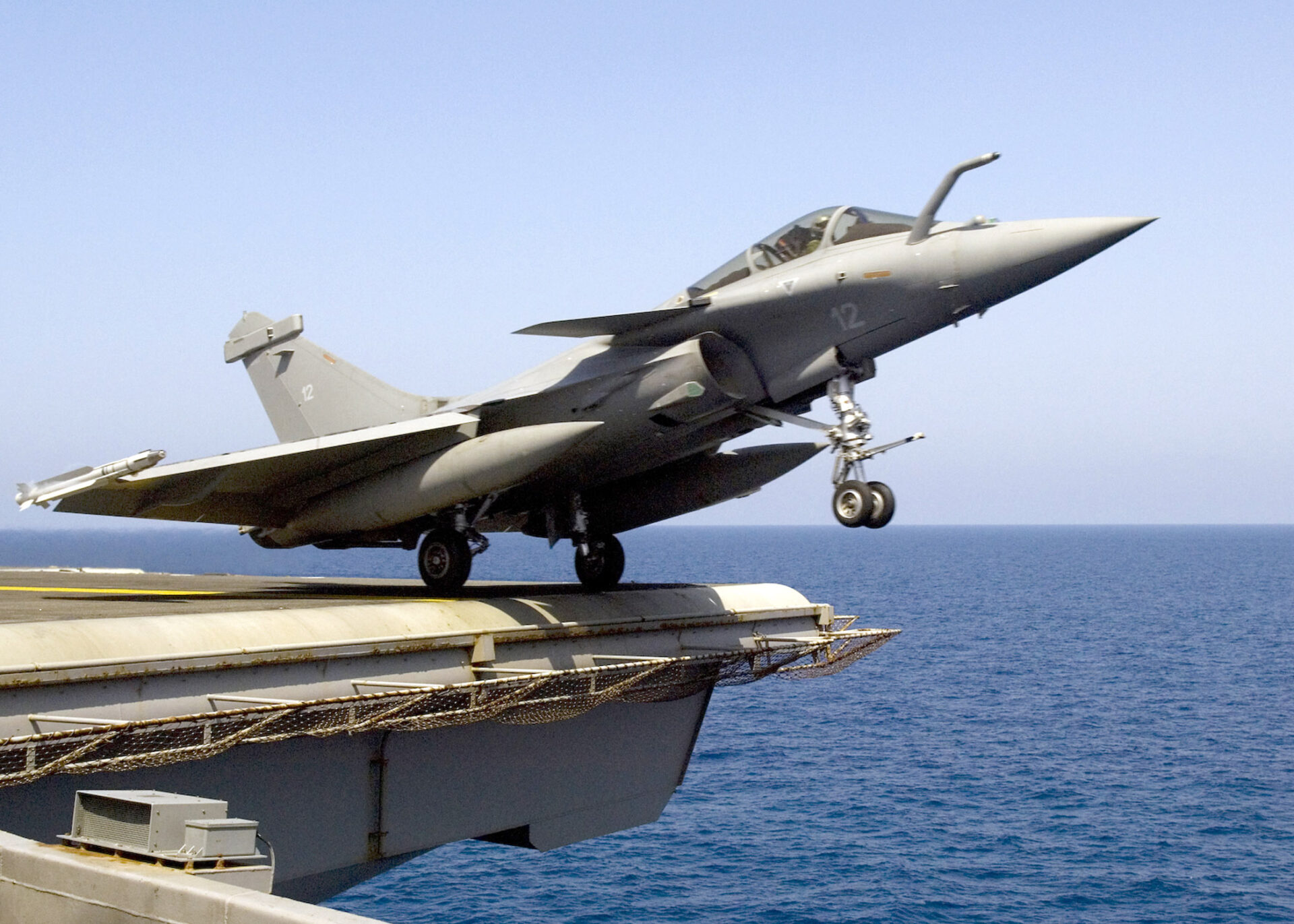 Scopri di più sull'articolo Hollande „Luftunterstützung mit eigenen Kampfjets gegen Terrormiliz“
