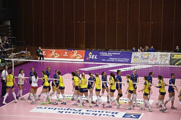 Mehr über den Artikel erfahren NERUDA VOLLEY: CI RISIAMO, IN COPPA E’ ANCORA EMOZIONE DERBY
