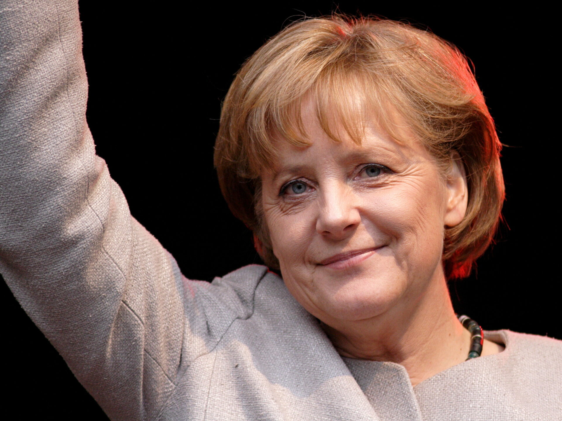 Scopri di più sull'articolo Madre Merkel da Berlino e Frank Sinatra: l’ Europa tra teatro e realtà