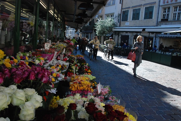 Scopri di più sull'articolo Bolzano. Movida, Piazza Erbe giro di vite, più decoro