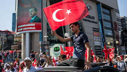 Mehr über den Artikel erfahren Referendum macht es möglich: Erdogan feierlich bei der AKP zurück empfangen