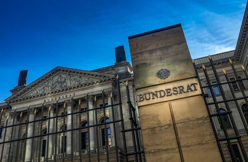 Scopri di più sull'articolo Deutschland. Beschlüsse des Bundesrats „Heiraten ausnahmslos erst mit 18“ Verbraucher- u. Sicherheitsgesetze