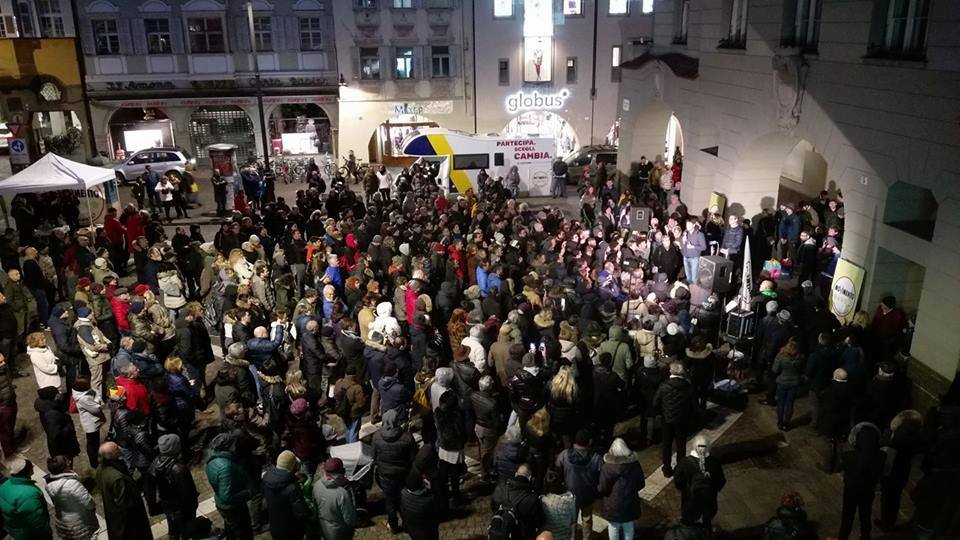 Scopri di più sull'articolo Di Battista a Bolzano: nonostante il freddo, piazza scaldata dai molti presenti
