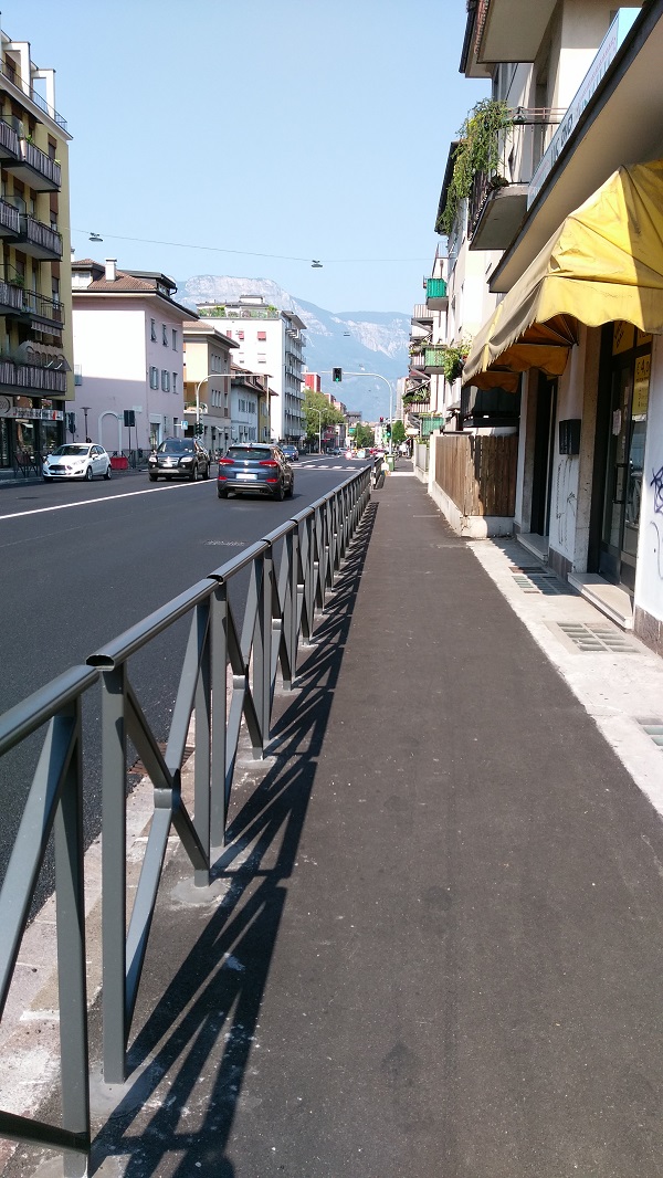 Scopri di più sull'articolo Bolzano. Metrobus. Viale Druso, trappola per bici e moto, auto in coda, al centro due corsie libere per i bus