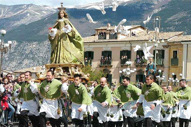 Scopri di più sull'articolo PASQUA: È SCAPPATA LA MADONNA IN PIAZZA! 