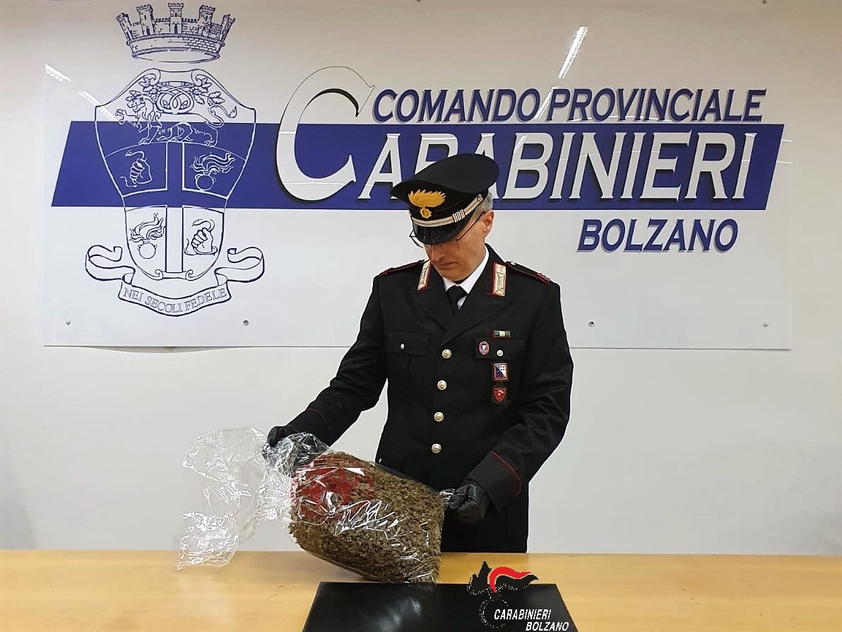 Mehr über den Artikel erfahren Maxioperazioni antidroga dei Carabinieri di Bolzano, arresti in flagranza e denunce a piede libero in zona Stazione ferroviaria