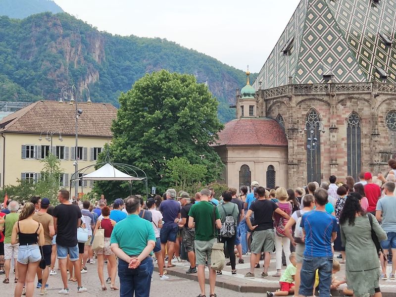 Mehr über den Artikel erfahren Bolzano. Green pass, un migliaio di persone manifestano contro l’obbligo in piazza Walther
