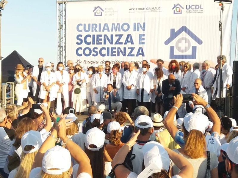 Scopri di più sull'articolo Terapie domiciliari, la folla di Napoli: “Troppi morti, subito un protocollo ufficiale”
