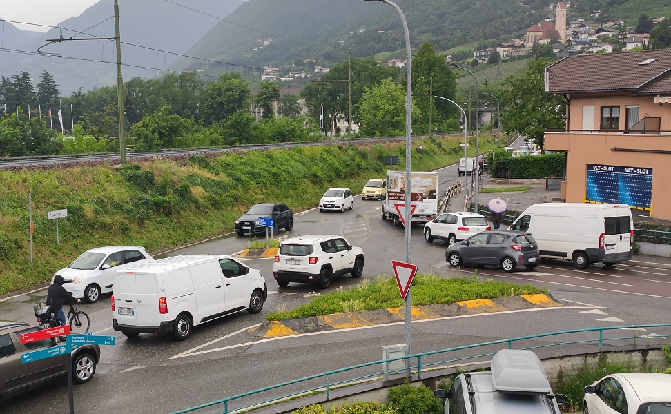 Scopri di più sull'articolo Caos del traffico a Merano, i FREIHEITLICHEN chiedono con forza una rotatoria in Via Luis Zuegg