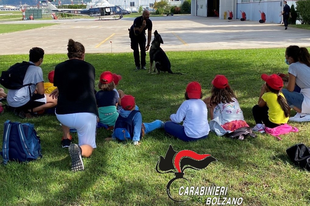 Scopri di più sull'articolo Carabinieri Bolzano incontrano i bimbi del campo estivo