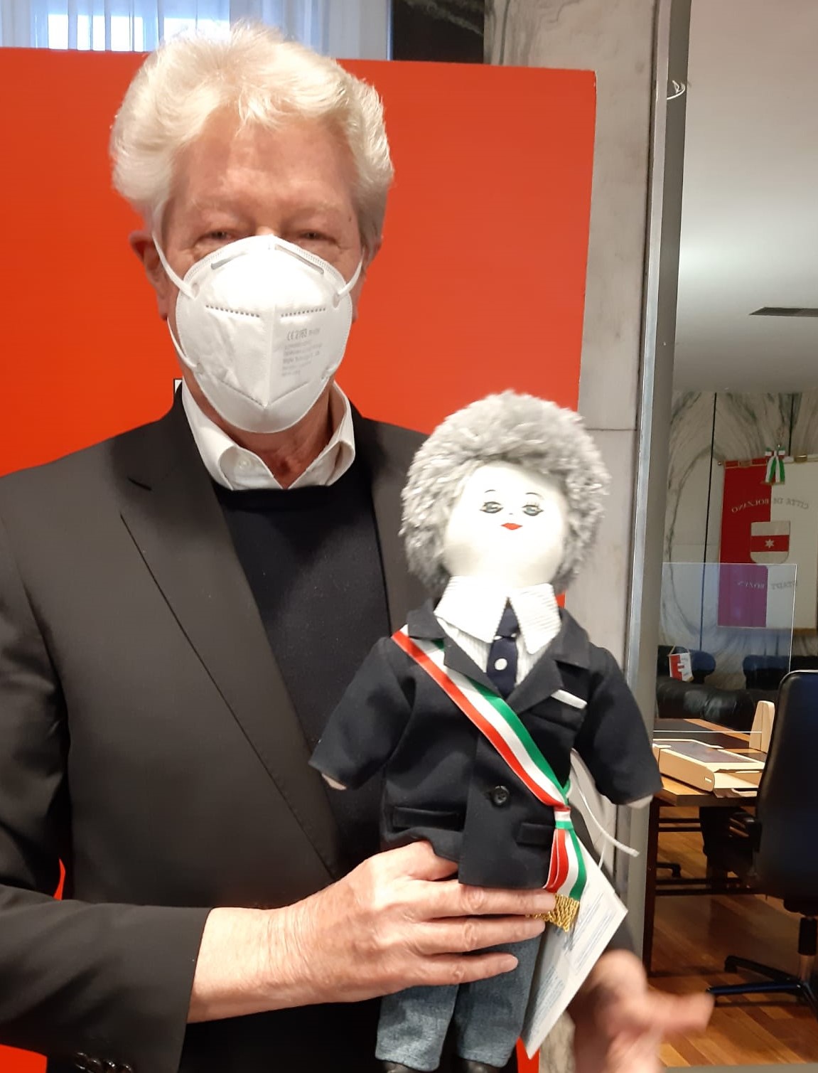Scopri di più sull'articolo Bolzano. Consegnata al sindaco Caramaschi la Pigotta dell’UNICEF