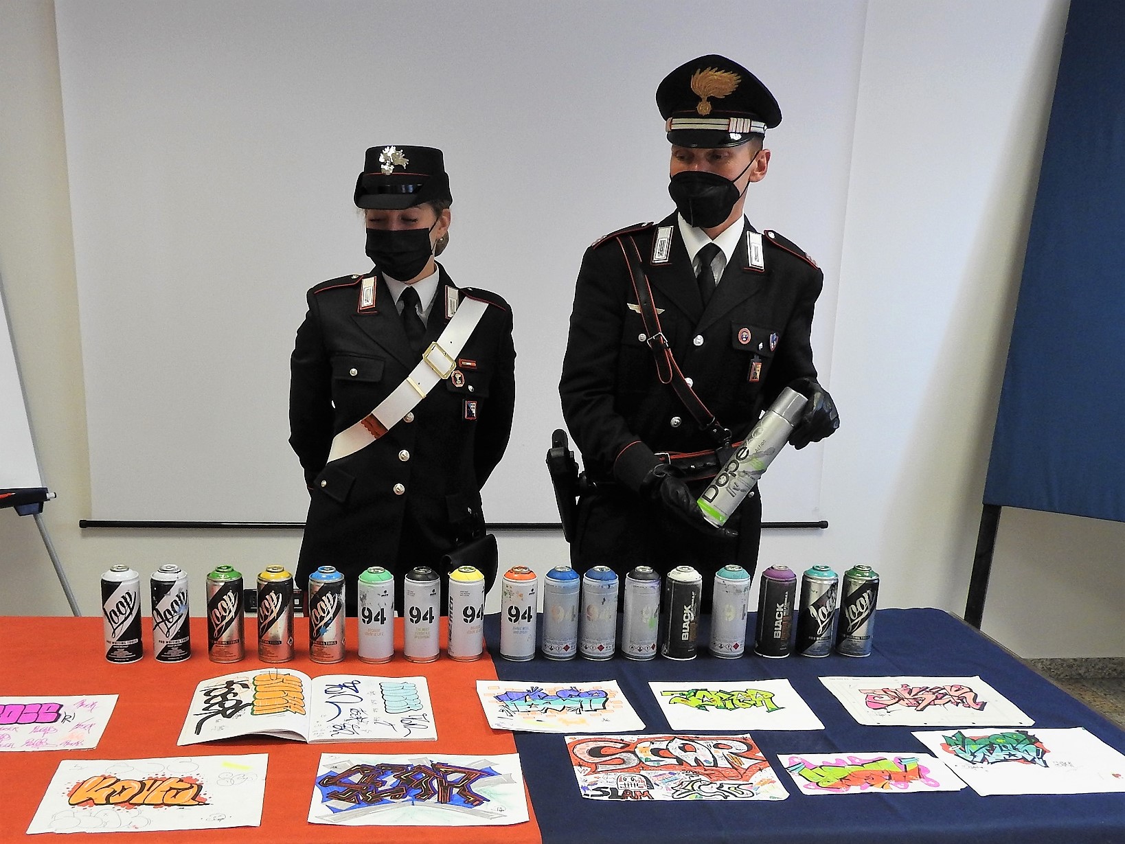 Scopri di più sull'articolo Imbrattano il muro della scuola, denunciati dai carabinieri