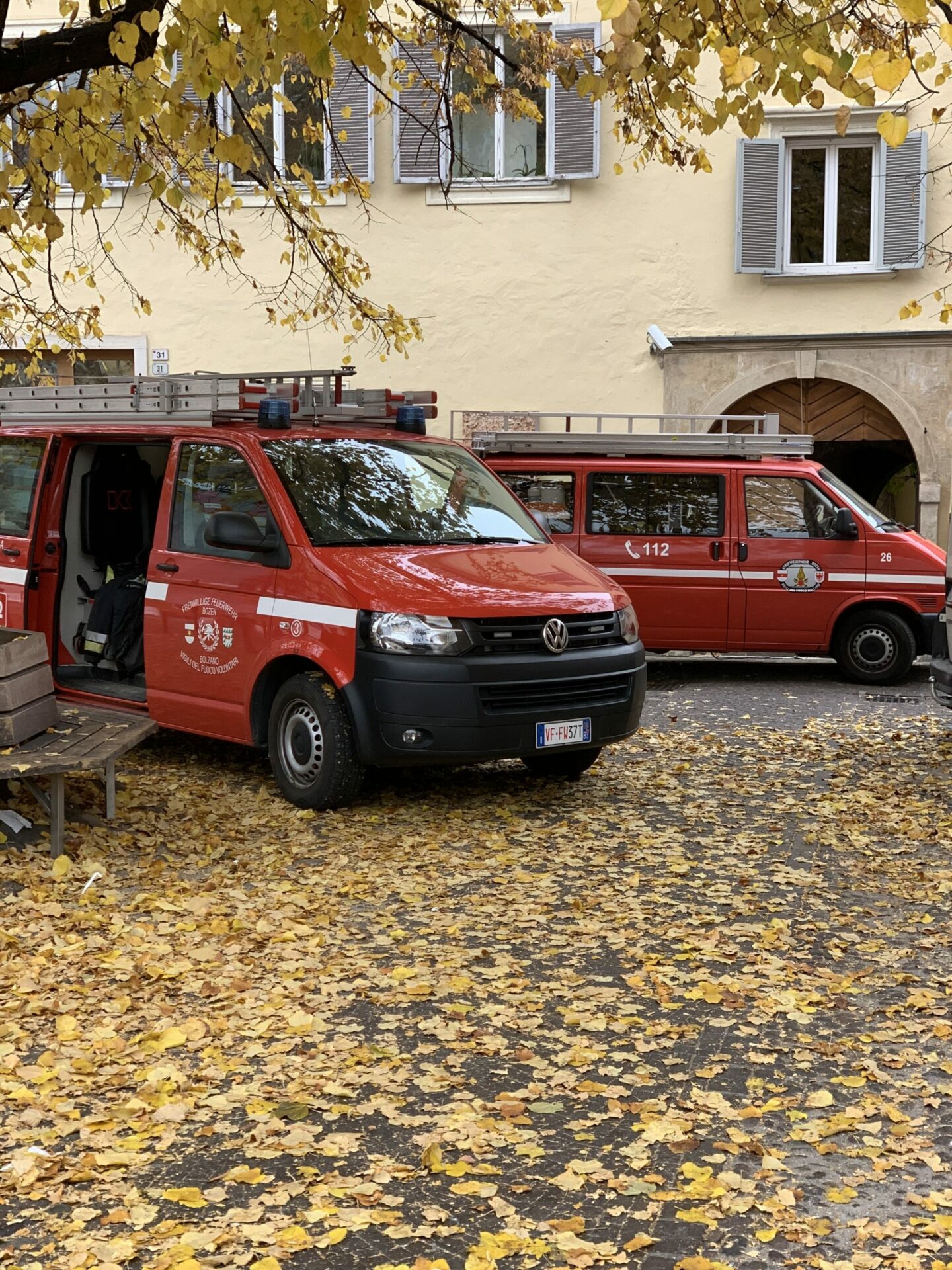 Scopri di più sull'articolo Berufsfeuerwehr und Freiwillige Feuerwehr Bozen mit mehreren Mannschaften im Bozner Stadtzentrum im Einsatz