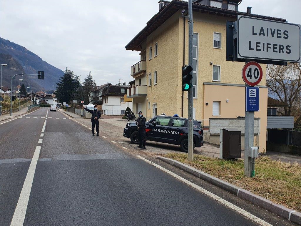 Mehr über den Artikel erfahren Nottetempo in sette spaccano un autovelox, scoperti dai Carabinieri.