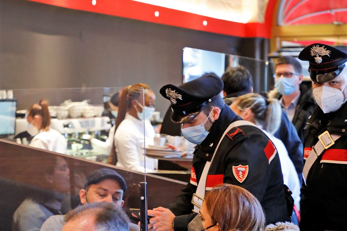 Mehr über den Artikel erfahren Controlli “green-pass” in centro a Bolzano, sanzioni dei carabinieri
