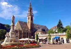 Mehr über den Artikel erfahren Tavolini dei bar all’aperto in piazza Walther, resteranno o dovranno sparire?