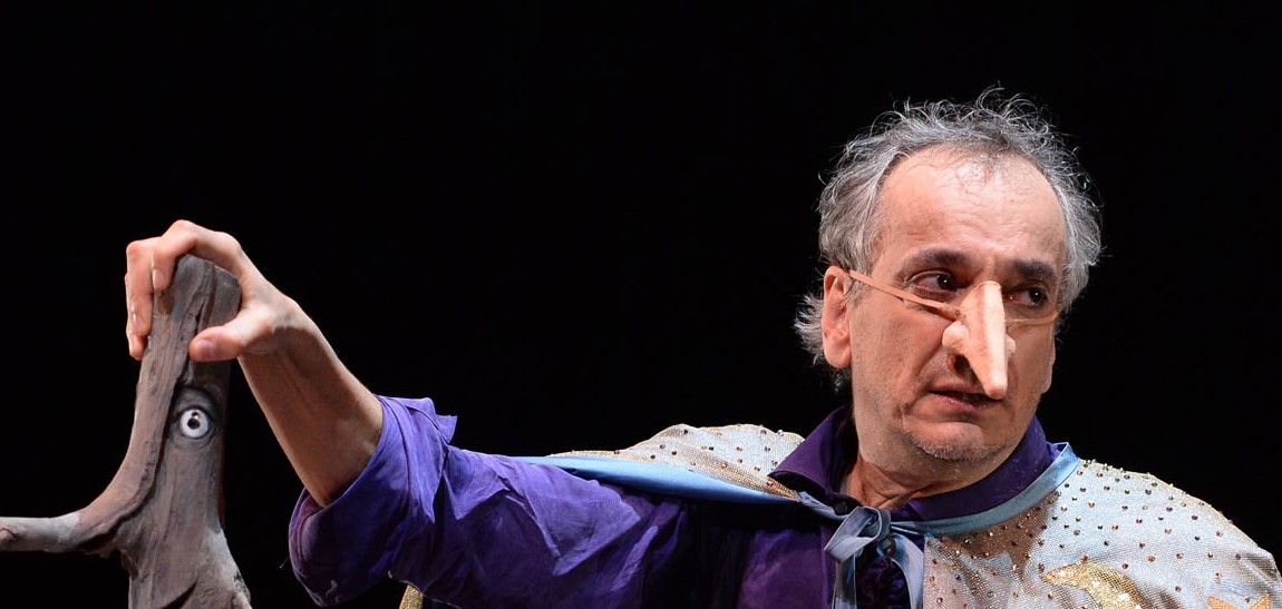 Scopri di più sull'articolo Cyrano de Bergerac tra parole e musica, alla Stabile bolzanino il teatro canzone di Arturo Cirillo