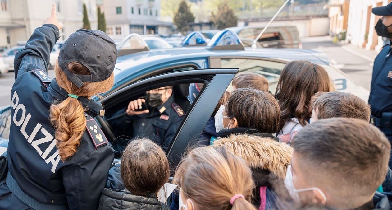 Scopri di più sull'articolo Bolzano. La Polizia di Stato incontra alcune scolaresche di Laives e Bolzano
