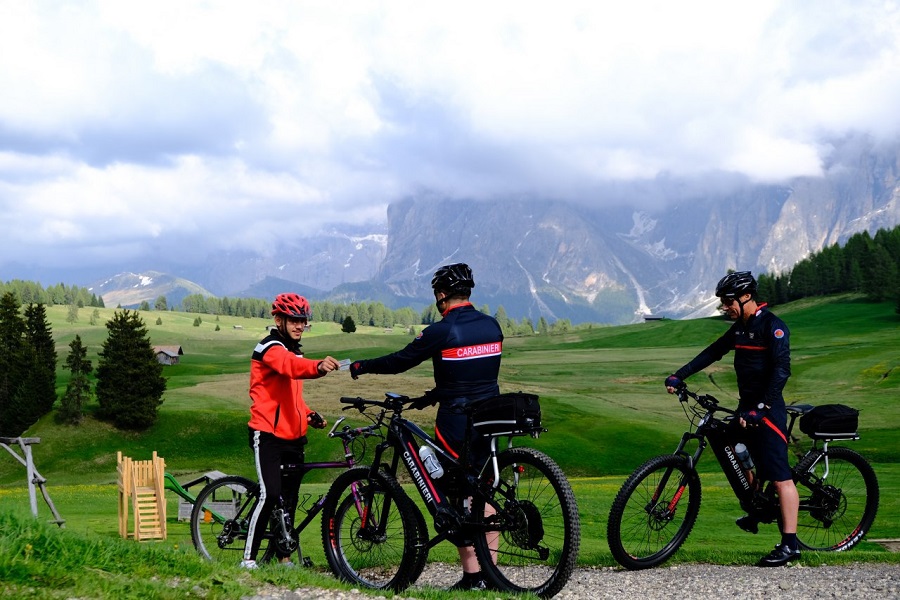 Mehr über den Artikel erfahren Val Gardena e Alpe di Siusi, per la stagione turistica estiva i Carabinieri sperimentano le mountain bike elettriche