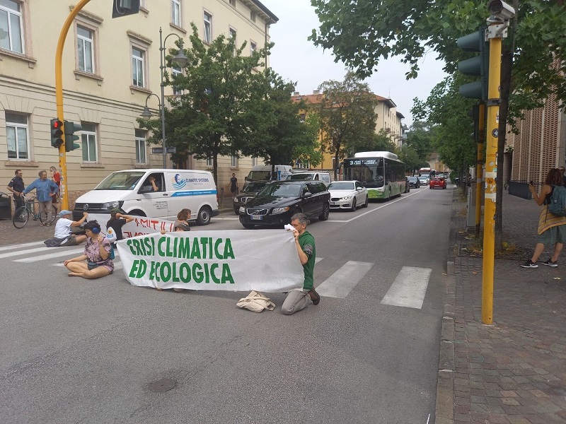 Mehr über den Artikel erfahren Blocco Stradale a Trento contro l’Emergenza Eco-Climatica