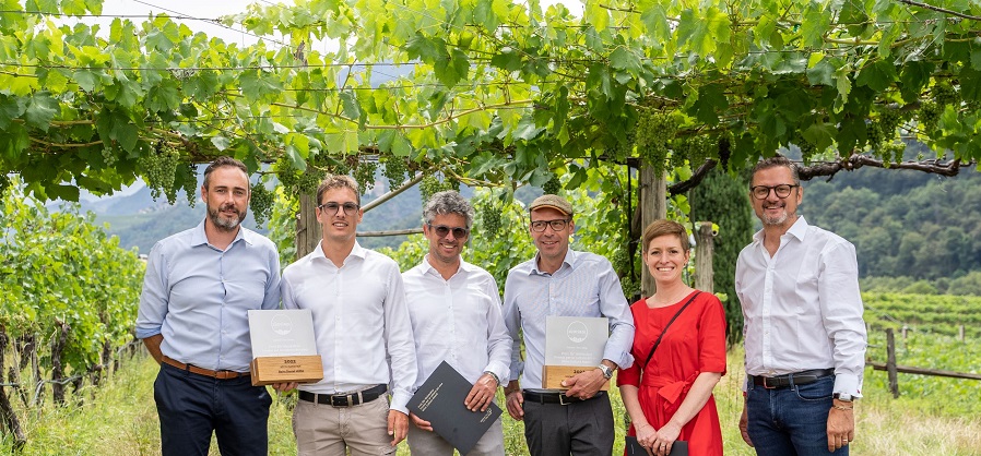 Mehr über den Artikel erfahren Il Premio per la cultura del vino in Alto Adige va a “Vinzenz zum feinen Wein” di Vipiteno e alla “Baita Daniel Hütte” sul Seceda