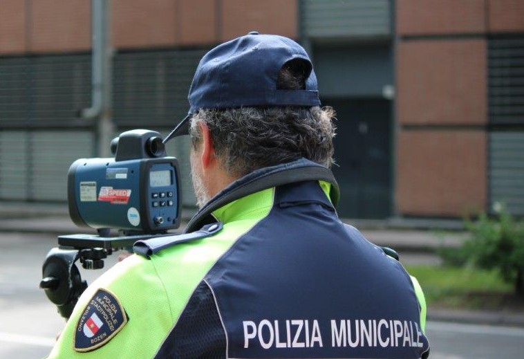 Mehr über den Artikel erfahren Bolzano. Viaggia in città a 106 km/h, sorpreso dalla Polizia