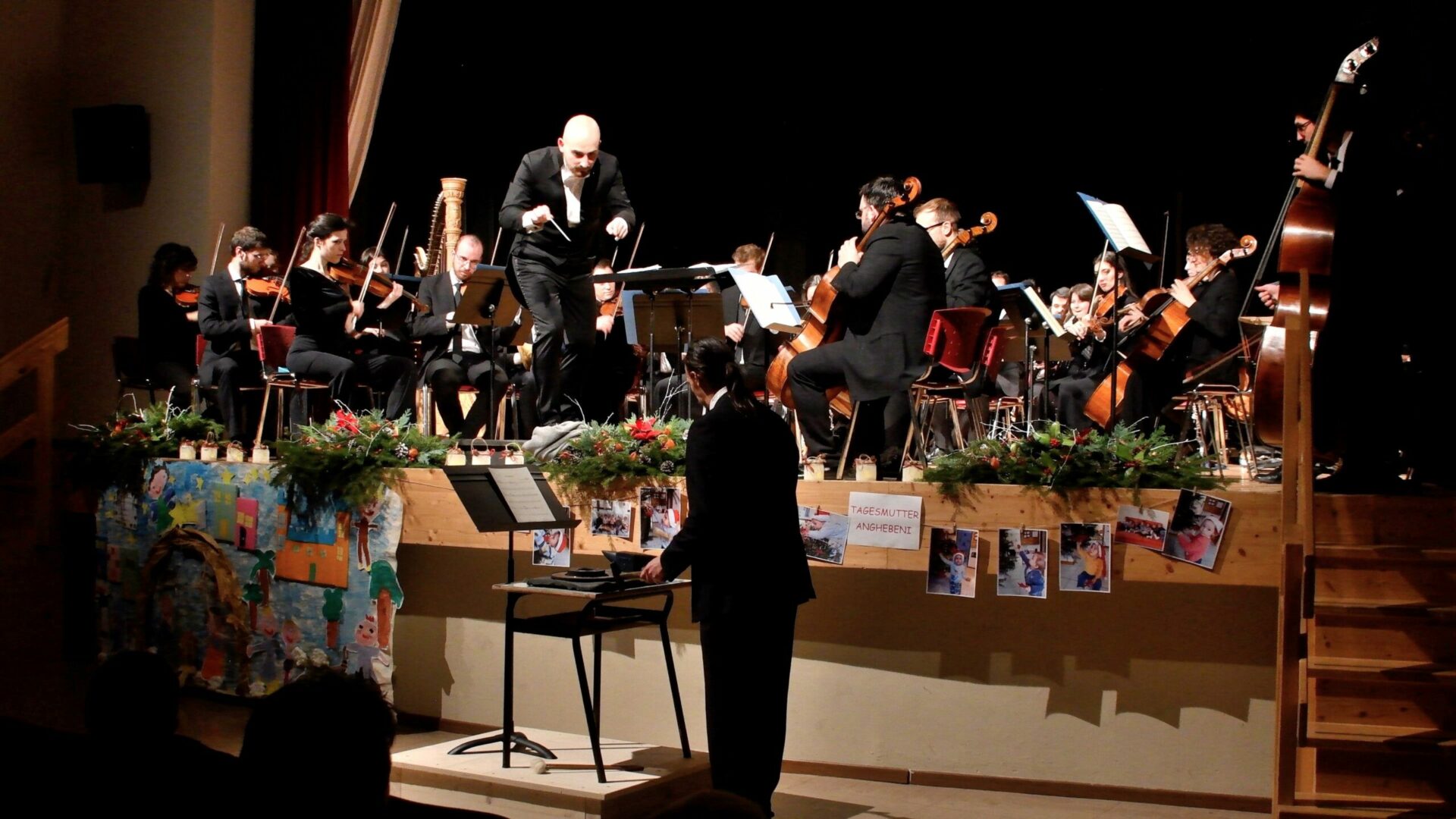 Scopri di più sull'articolo Vallarsa, PIENO E CALOROSO SUCCESSO per l’ORCHESTRA DELLE ALPI al Teatro Comunale di S. Anna