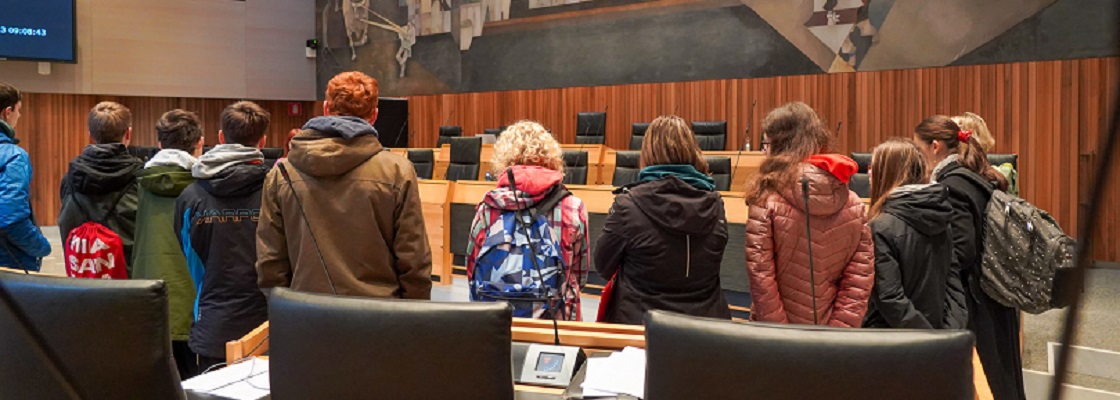 Scopri di più sull'articolo Im Jahr 2022 mehr als 2.400 Besucherinnen und Besucher im Landtag