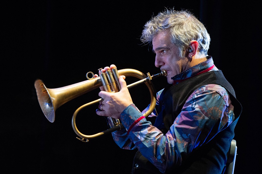 Scopri di più sull'articolo Trento. La Stagione di prosa al Teatro Sociale si apre nel segno di Paolo Fresu e Ugo Dighero con Tango Macondo. Il venditore di metafore 