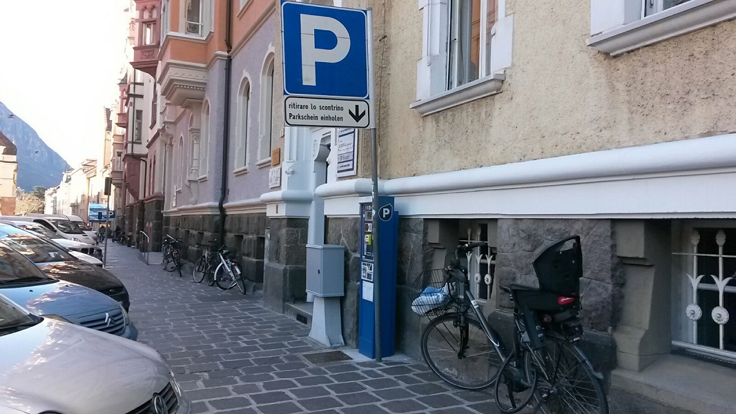 Mehr über den Artikel erfahren Pagamento dei parcheggi blu il sabato pomeriggio, un promemoria per tutti gli automobilisti