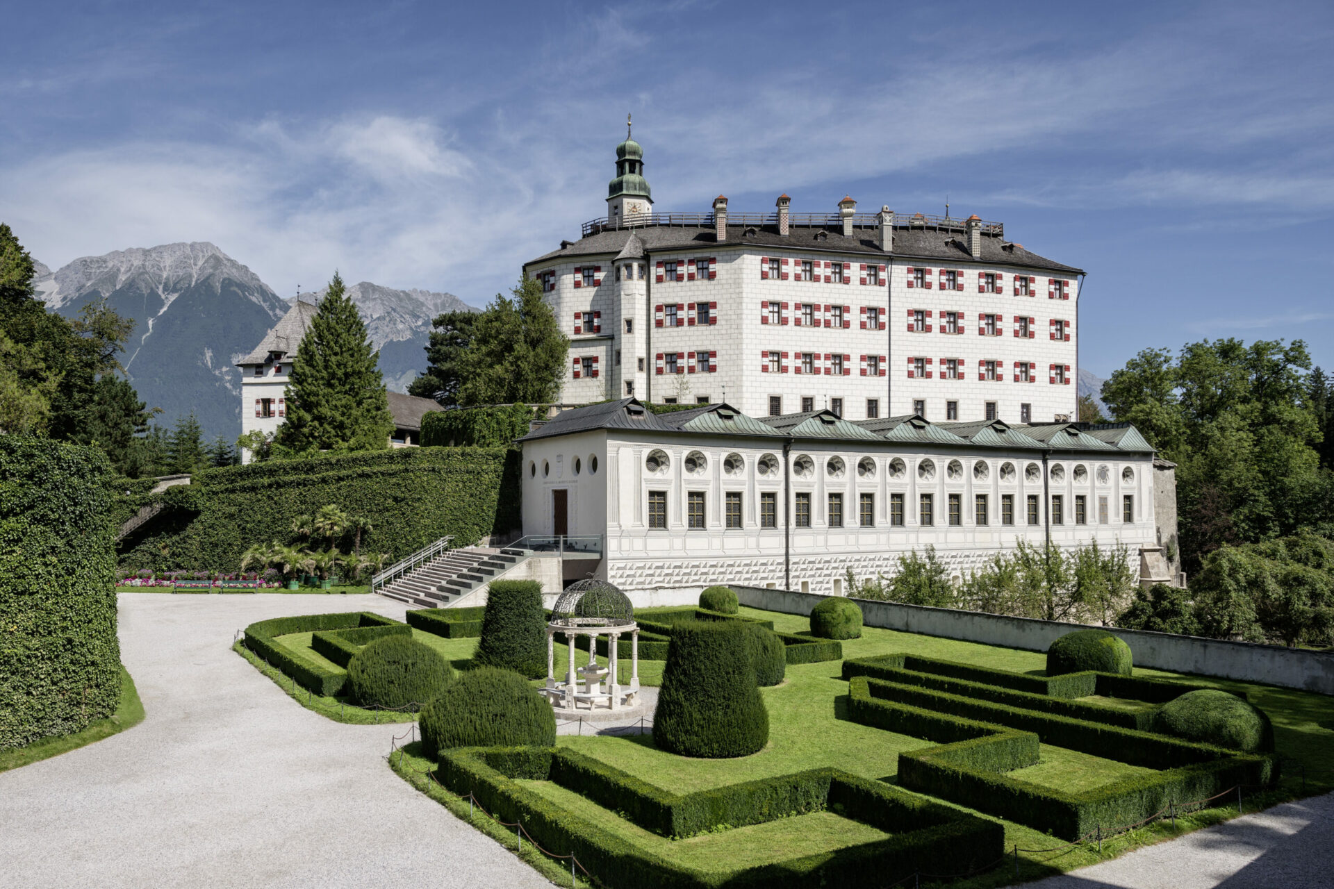 Scopri di più sull'articolo Schloss Ambras Innsbruck, die absolute Sehenswürdigkeit Österreichs und eines der Top-Ausflugsziele in Tirol