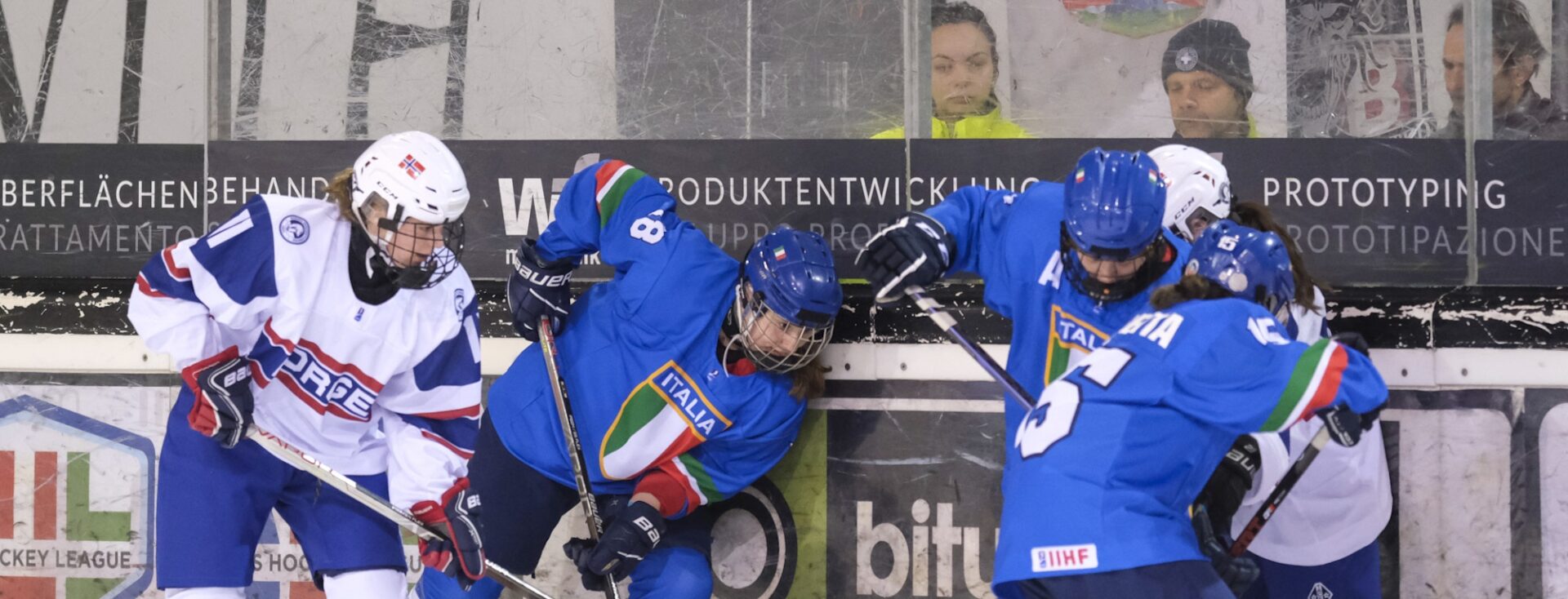 Mehr über den Artikel erfahren Mondiali di hockey su ghiaccio Under 18: al terzo turno in piene forze