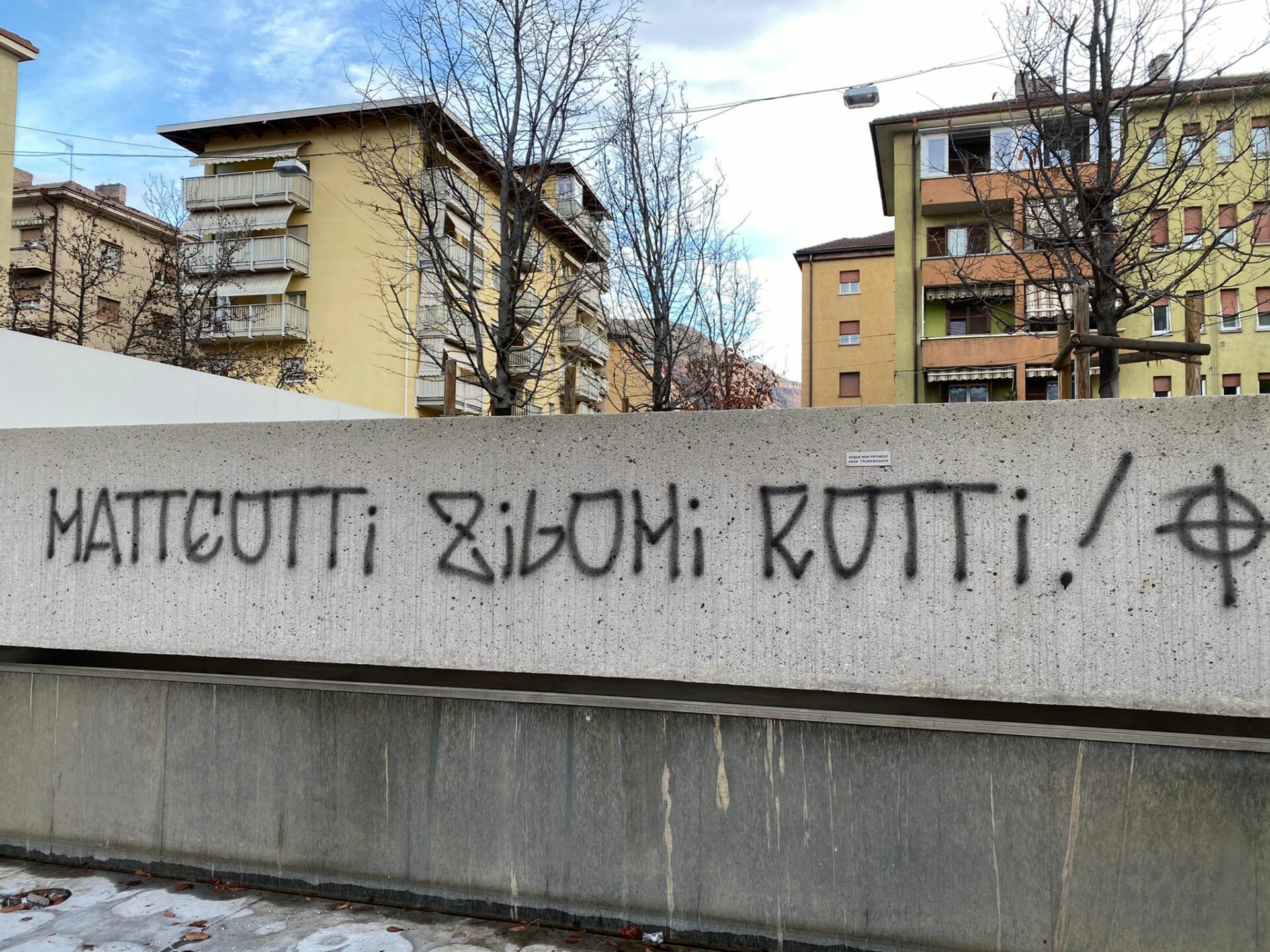 Mehr über den Artikel erfahren Ancora provocazioni e scritte fasciste a Bolzano