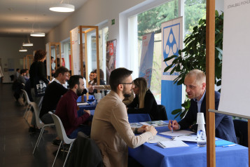 Mehr über den Artikel erfahren Job Speed Dating. Le imprese incontrano i candidati e le candidate nel campus di Bolzano