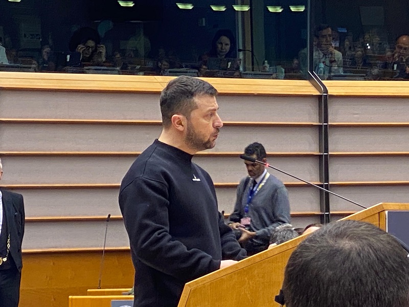 Scopri di più sull'articolo Zelensky a Bruxelles incontra i deputati europei ma il Parlamento non consente alcun intervento