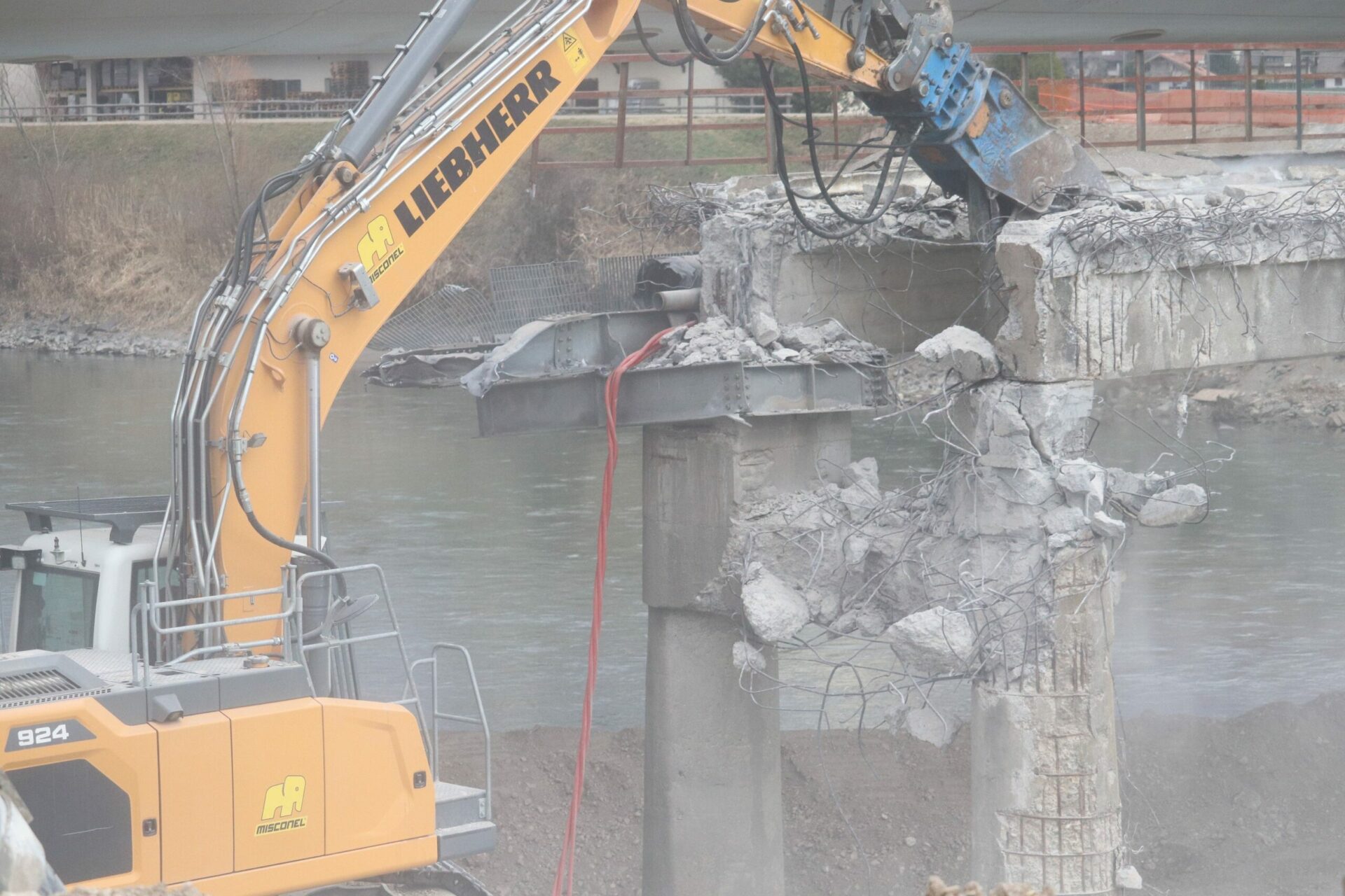 Scopri di più sull'articolo Iniziati i lavori di demolizione del vecchio ponte sull’Adige a Egna