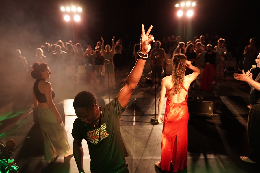 Mehr über den Artikel erfahren Trento. Roberto Castello porta al Teatro SanbàPolis le sonorità africane con “Mbira”, concerto di musica, danza e parole