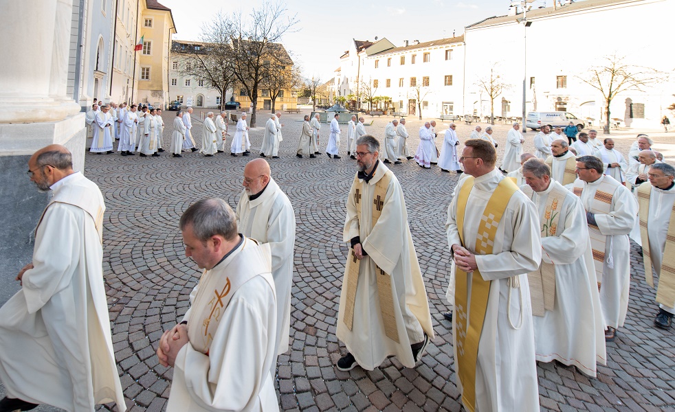Scopri di più sull'articolo Muser alla Messa del Crisma, una Chiesa che sa andare controcorrente
