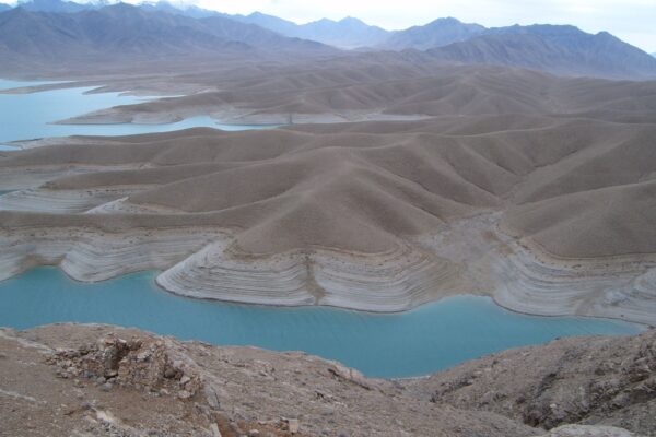 Scopri di più sull'articolo Iran e Afghanistan, conflitto per l’acqua. Gli islamisti si contendono il fiume Helmand