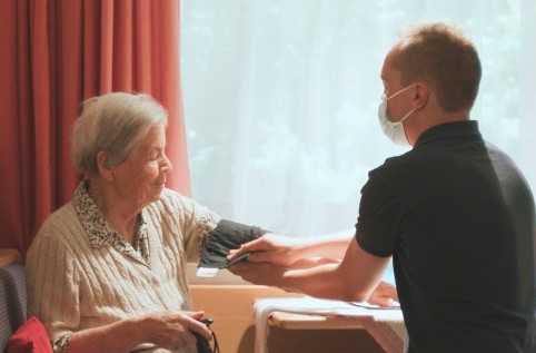 Scopri di più sull'articolo Professioni assistenziali preziose non meno che attraenti