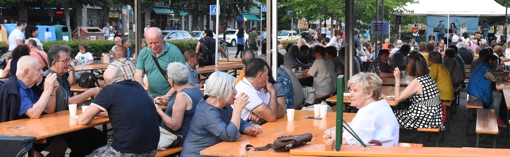 Scopri di più sull'articolo Compleanno de l’Associazione La Strada – Der Weg che festeggia in piazza