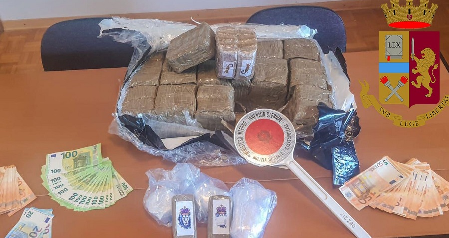 Scopri di più sull'articolo Corriere della droga arrestato in Val Pusteria, diciassette chili di hashish e svariati ettogrammi di coca